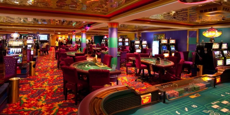 A Comói-tó partjának városkájában található Bellagio a Vegas legmenőbb kaszinói közé tartozik, és arról is híres, hogy itt játszódtak az Ocean's Eleven 2001-es filmjében. Az épület előtti impozáns, több mint 3 hektáros mesterséges tó zenélő szökőkúttal büszkélkedhet, amely közel 150 méter magas vízsugarakat képes lövellni. Egy egész éjszakát el lehet tölteni itt a fény- és hangjátékok megcsodálásával, mindezt teljesen ingyen!',
