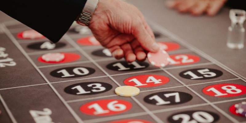 A félig föld alatti hotel Gaming Room a “lenti” szintek egyikén található, ahol főleg kártyajátékokat játszanak, ausztrál country zene kíséretében. A vörös sziklák közötti csend sosem hasonlítható a Vegas-i nyüzsgéshez, de pont ez a béke, a határvonalbi hangulat az, ami vonzóvá teszi ezt a helyet! Ausztráliában pedig 18 éves kortól lehet szerencsejátékot játszani.