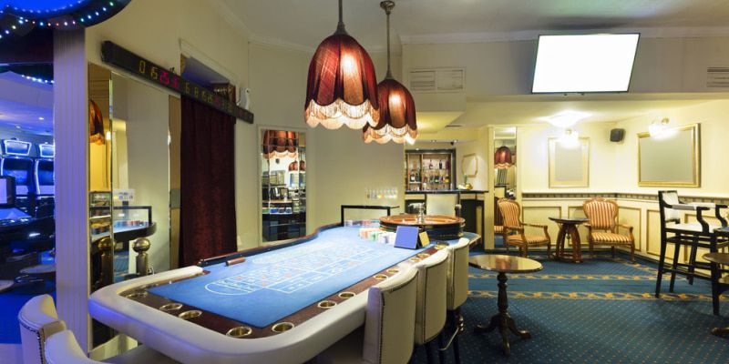 A Seminole Hard Rock Hotel & Casino - Hollywood egy lenyűgöző, egyedi gitár formájú szálloda, amely 2019-ben nyitotta meg kapuit, hamarosan Amerika kulturális és éjszakai életének középpontjává vált! A napsütötte Dél-Floridában található komplexum éjszaka extravagáns pink és piros neonfényekben ragyog!